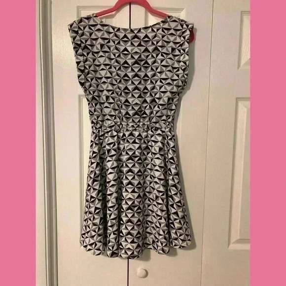 Elorie Geometric Print Dress - Picture 2 of 4